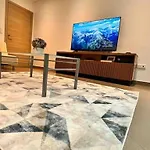 Experience 50m From The Sanctuary Apartment
