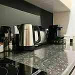 Experience 50m From The Sanctuary Apartment